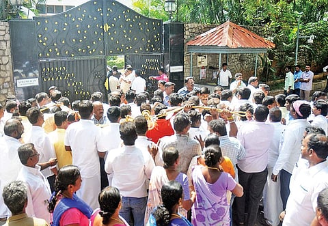 File photo of AIADMK workers in front of Veda Nilayam at Poes Garden to catch a glimpse of AIADMK general secretary V K Sasikala on Saturday | d sampathkumar