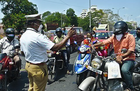 Police advising riders to avoid unnecessary travel on the first day lockdown in Chennai. (Photo | Ashwin Prasath, EPS)