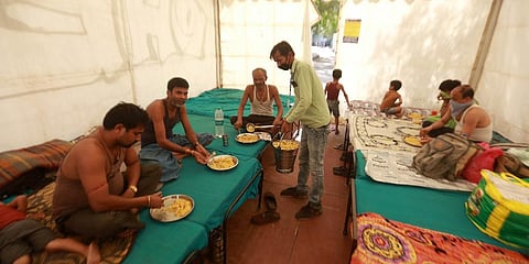 People leaving in shelters are served lunch at AIIMS in New Delhi on Wednesday. (Photo | Shekhar Yadav, EPS)