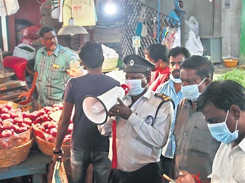 Shoppers being told to not violate lockdown rules at Koyambedu market | Express
