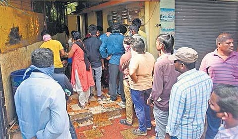 These shops, be it in Chuttugunta, Moghalrajpuram, Patamata, Kothapeta, Ajith Singh Nagar or Bhavanipuram, opened to a mad rush of buyers on the day.