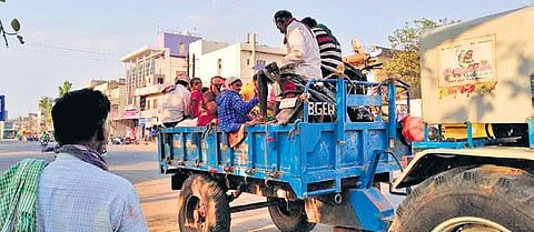 Migrant workers from Maharashtra enter Athani in Belagavi on Monday | EXPRESS
