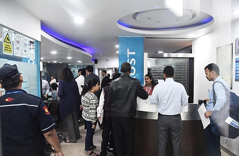 Customers gather inside the YES bank branch at Janpath in New Delhi. (Photo| Parveen Negi, EPS)