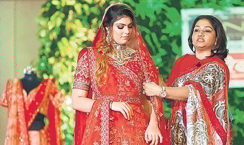 Snapshots of Dolly Jain at Odhni’s workshop on multiple ways to drape a sari