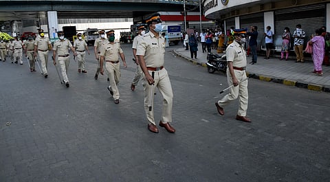 Residential of Parel area clapping for Mumbai Police while they march during the nationwide lockdown amid coronavirus pandemic, in Mumbai. (File photo| ANI)