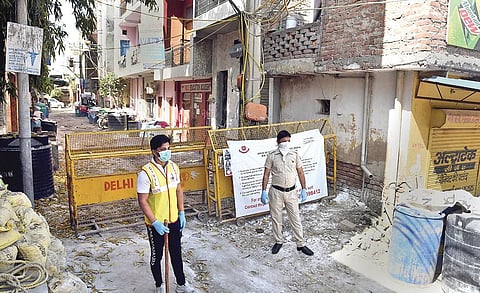 Police personnel stand guard at Gali No. 6, Sangam Vihar, an area which has been identified as a containment zone on Sunday. (Photo | EPS/Parveen Negi)