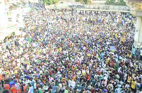 Migrants in large numbers gathered at Bandra station in Mumbai. (Photo | PTI)