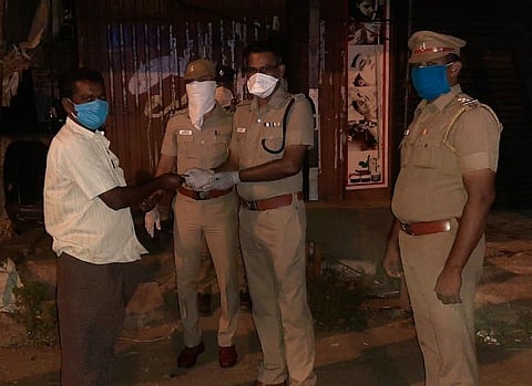 Villupuram district Superintendent of Police S Jeyakumar giving the lorry driver a cash reward for giving information about the missing Covid-19 patient