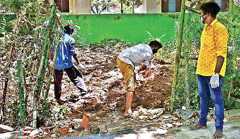 Following much ruckus, the doctor’s body was buried at the Velangadu burial ground on New Avadi Road in Chennai | P Jawahar