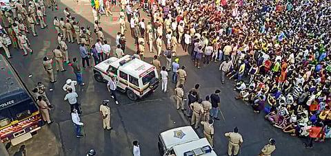 It may be recalled that on April 15, thousands of migrant workers had gathered at Bandra station demanding that they be allowed to go home. (Photo | PTI)