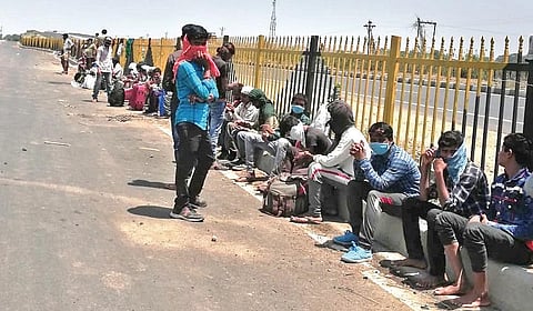 Migrant labourers take a break in front of a dhaba on National Highway 44 in Maharashtra, 5 km from Adilabad border