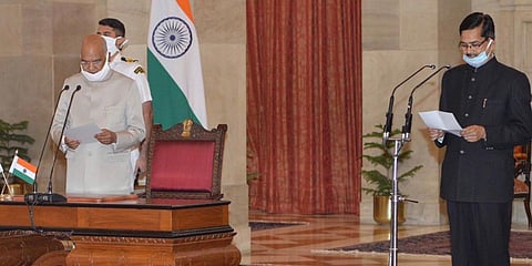 President Ramnath Kovind administers the Oath of Office to newly-appointed Chief Vigilance Commissioner (CVC) Shri Sanjay Kothari at Rashtrapati Bhavan. (Photo| Twitter/ @rashtrapatibhvn)