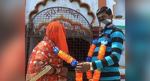 Kalku Prajapati and Rinki exchange garlands