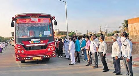 Fishermen board a bus at Veraval in Gujarat; the State government said they will be quarantined in their respective districts before being allowed to go home