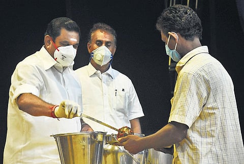Chief Minister Edappadi K Palaniswami serving food to migrant workers housed at Guru Nanak College in Chennai on Friday | Ashwin Prasath
