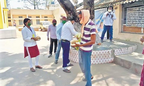 The doctor couple distributing food among attendants | Express