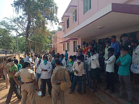 Migrant labourers in an argument with police over being lodged in an overcrowded hostel. (Photo | EPS)
