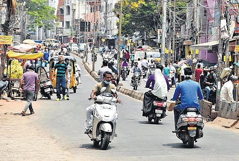 People in large numbers roam freely near Tolichowki in Hyderabad on Sunday violating lockdown (Photo | RVK Rao, EPS)