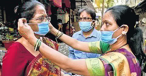 Volunteers disribute face masks at Vashi in Mumbai. (Photo |PTI)