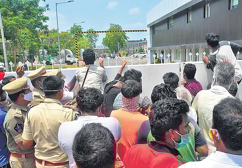 Kin of those killed in styrene gas leakage staging a protest with the bodies at LG Polymers plant in Visakhapatnam on Saturday (Photo | G Satyanarayana, EPS)