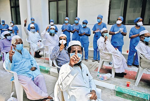 A file picture of 30 COVID-19 patients, who attended Tablighi Jamaat meeting in Delhi in March, being discharged after recovery.
