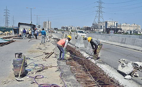 Construction workers resume in situ activities after authorities eased restrictions, at NH 24 in Ghaziabad | Parveen Negi