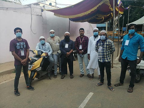 The youths who helped the deceased's family in Tumakuru