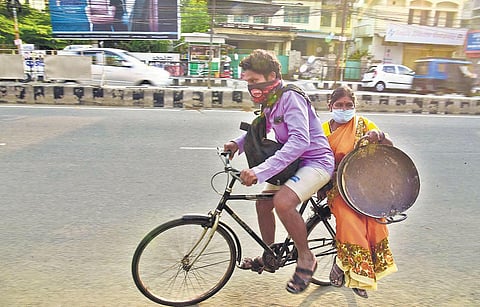 A migrant worker couple returning after the day’s work in Kochi | Albin Mathew