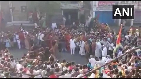 A crowd gathered to welcome Jain monk Pramansagar in Banda, Sagar district. (Photo | ANI)