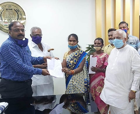 Fruit sellers and traders submit a memorandum to Tirupathur district MP Sivanarul demanding steps to reinstate Vaniyambadi municipal commissioner Cecil Thomas.