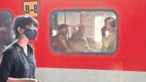 Over 170 bedroll attendants, appointed by the contractor, were responsible for issuing and collecting the linen on key trains.