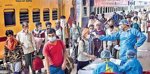 Medics check body temperature of migrants who arrived from Haryana by a special train at Patna on Thursday | PTi