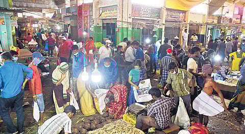 A huge crowd gathered at the Koyambedu market before it was shut down| Martin Louis