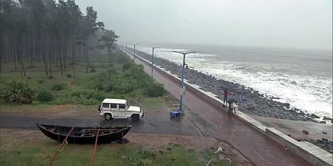 Digha in East Medinipur witnesses high tide and strong winds ahead of cyclone 'Amphan' landfall, on Wednesday. (Photo| ANI)