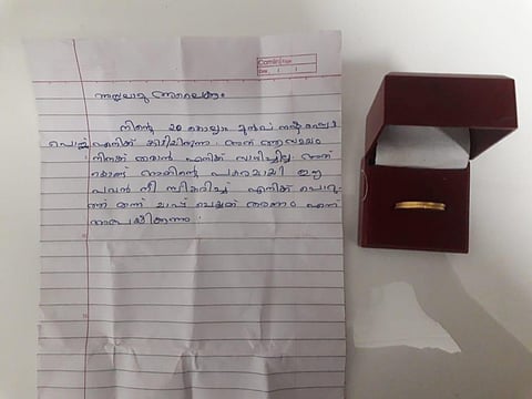 Heart of gold: The note and the gold coins Basariya of Nellikkunnu got from an anonymous person.. (Photo | EPS)