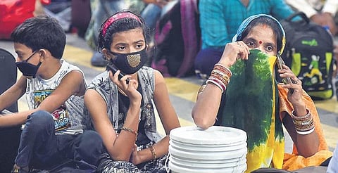 Migrants wait to board the special train to Jharkhand in Chennai. (Photo | Martin Louis, EPS)