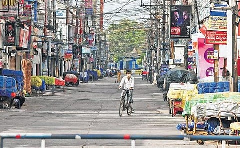 Besant Road wears a deserted look amid the lockdown in Vijayawada (Photo| P Ravindra Babu, EPS)