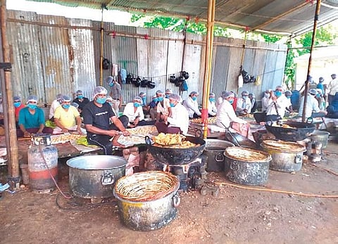 A number of volunteers preparing food at ISKCON Delhi during the lockdown