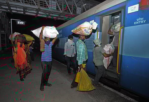 Agriculture migrants from Maharashtra working in AP board the second Shramik train carrying 1004 passengers that left from Rayanapadu railway station Vijayawada rural mandal on the late hours of Tuesday 1 am. (Photo | EPS/Prasant Madugula)