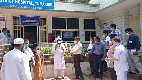 A cleric from Gujarat's Surat being discharged in Tumakuru after he recovered from COVID-19