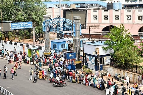Scores of people line up at Secunderabad Railway station as special trains from South Central Railways to various parts of the country kick off. (Photo | Vinay Madapu, EPS)