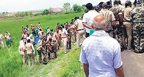 Police arresting the agitating farmers at Balitutha I Express