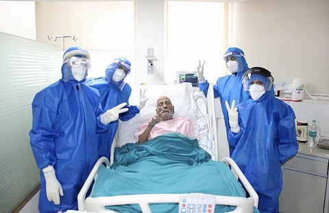 97 year old GC Gupta holds the victory sign after surviving COVID-19 infection in Agra. (Photo | EPS)
