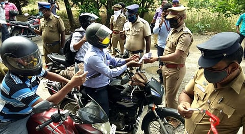 Chengalpattu district police conduct vehicle checks at Vandalur on Friday. (Photo | Express)