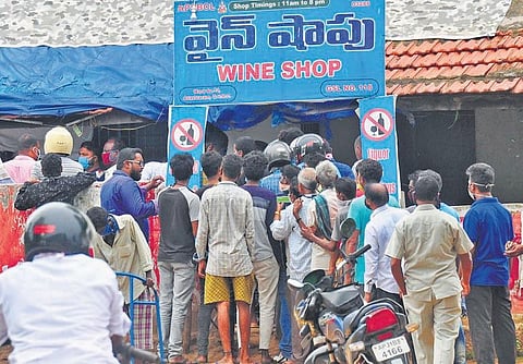 People throng a wine shop in Visakhapatnam without maintaining social distance. (Photo | G Satyanarayana, EPS)