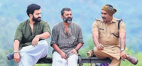Sachy with actors Prithviraj and Biju Menon on the sets of ‘Ayyappanum Koshiyum’