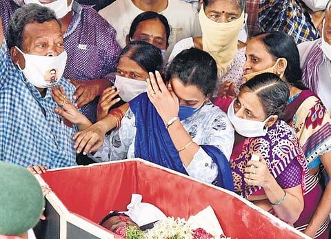 Santosh’s wife Santoshi breaks down during the funeral
