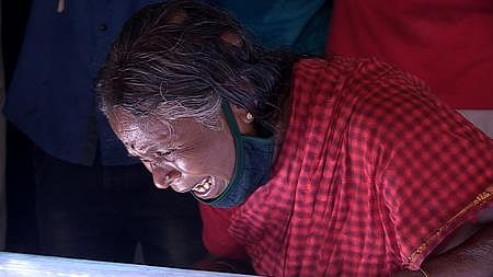 Nanjiyamma breaks down on seeing the mortal remains of director Sachy. (Photo| EPS)