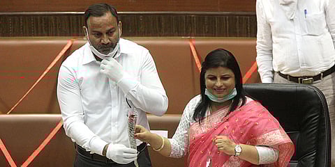 Newly-elected South Delhi Mayor Anamika Sigh being greeted by deputy Mayor Suhash Bhadana at Civic center. (Photo| Anil Shakya, EPS)