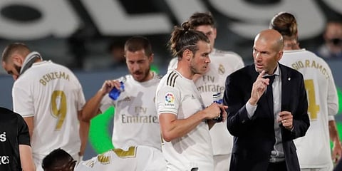 Real Madrid coach Zinedine Zidane talks with Gareth Bale during the Spanish La Liga soccer against Mallorca. (Photo | AP)